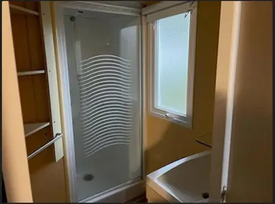 Salle de bains dans l'établissement Mobil home Clim PUY du FOU 2Chb / 5Pers