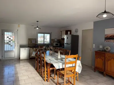 Cuisine ou kitchenette dans l'établissement Maison spacieuse à 350m de la plage, 5 chambres, calme - FR-1-323-489