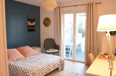 Un ou plusieurs lits dans un hébergement de l'établissement Chambre indépendante - WC et SDB privatifs
