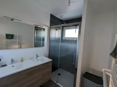 Salle de bains dans l'établissement Villa en Vendée avec piscine chauffée