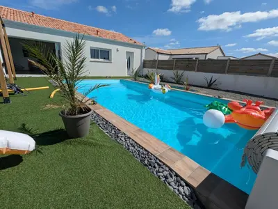Piscine de l'établissement Villa en Vendée avec piscine chauffée ou située à proximité