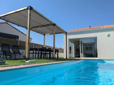 Piscine de l'établissement Villa en Vendée avec piscine chauffée ou située à proximité