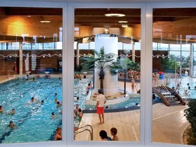 Piscine de l'établissement Bel appartement 1 chambre pour 5 personnes près de la plage - FR-1-323-412 ou située à proximité