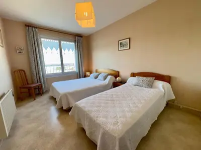 Un ou plusieurs lits dans un hébergement de l'établissement Appartement lumineux proche de la plage pour 5 pers - FR-1-323-312