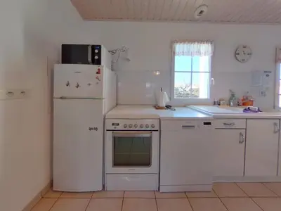Cuisine ou kitchenette dans l'établissement Charmant pavillon 3*** à 5 min des plages, animaux admis - FR-1-323-368