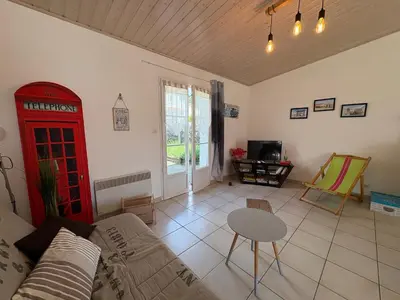 Télévision ou salle de divertissement dans l'établissement Charmant pavillon 3*** à 5 min des plages, animaux admis - FR-1-323-368