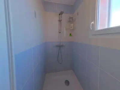 Salle de bains dans l'établissement Charmant pavillon 3*** à 5 min des plages, animaux admis - FR-1-323-368