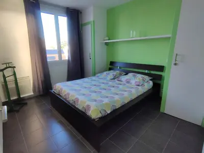 Un ou plusieurs lits dans un hébergement de l'établissement Bel Appart 2 Chambres, Terrasse, Proche Plage - FR-1-323-491