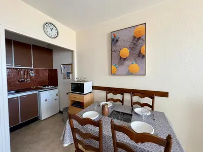 Cuisine ou kitchenette dans l'établissement Studio rénové avec vue mer, accès plage et parking privé - FR-1-323-430