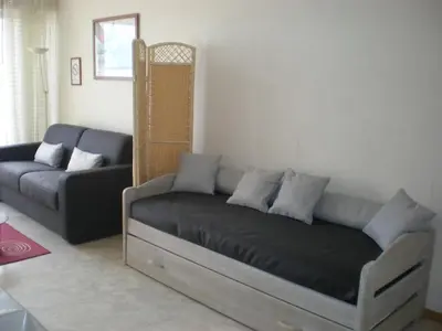 Coin salon dans l'établissement Studio rénové avec vue mer, accès plage et parking privé - FR-1-323-430