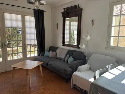 Coin salon dans l'établissement Maison pour 6 pers. proche forêt, terrasse, animaux admis - FR-1-323-469