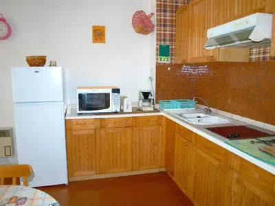 Cuisine ou kitchenette dans l'établissement Vacances à Saint-Jean-de-Monts : Pavillon intime 6 pers., proche plage et commerces - FR-1-323-369