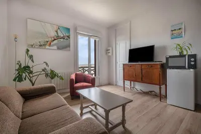 Télévision ou salle de divertissement dans l'établissement À 50m de la plage, Appartement vue mer