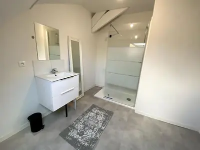 Salle de bains dans l'établissement Appartement 2chambres/PuyDuFou