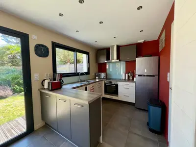Cuisine ou kitchenette dans l'établissement Superbe maison 4 chambres, proche plage, au calme, avec WIFI - FR-1-323-375