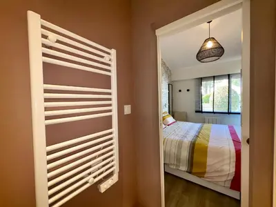 Un ou plusieurs lits dans un hébergement de l'établissement Superbe maison 4 chambres, proche plage, au calme, avec WIFI - FR-1-323-375