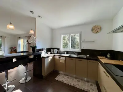 Cuisine ou kitchenette dans l'établissement Spacieuse maison à St Jean de Monts, animaux admis, parking - FR-1-323-495