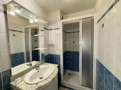 Salle de bains dans l'établissement T2 + Mezzanine, Face Mer, Parking Privé, 6 Pers - FR-1-323-336
