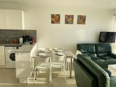 Cuisine ou kitchenette dans l'établissement Magnifique vue mer, apt 2 chambres pour 5 pers, proche avenue de la Mer - FR-1-323-311