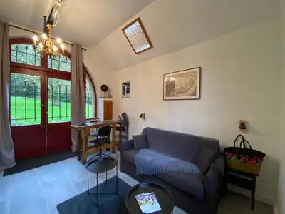 Coin salon dans l'établissement Le Château de John Miles au bord de l’eau