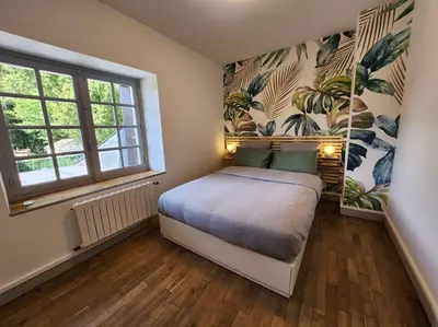 Un ou plusieurs lits dans un hébergement de l'établissement Maison cosy et décorée avec goût à la campagne