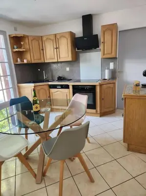 Cuisine ou kitchenette dans l'établissement Maison cosy et décorée avec goût à la campagne