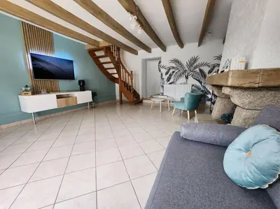 Télévision ou salle de divertissement dans l'établissement Maison cosy et décorée avec goût à la campagne