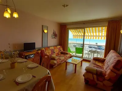 Coin salon dans l'établissement Bel Appartement Face Mer - 1 Chambre - Classé 2* - Parking - 5 personnes - FR-1-323-299