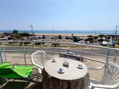 Vue générale sur la mer ou vue sur la mer prise depuis l'appartement