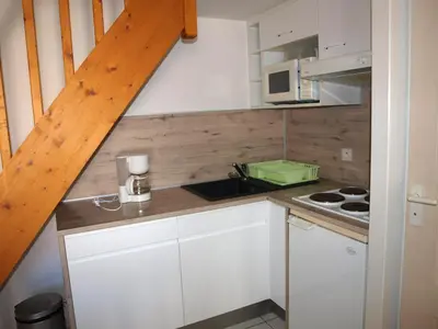 Cuisine ou kitchenette dans l'établissement Maison familiale à Saint-Jean-de-Monts, piscine commune, parking privé - FR-1-323-377