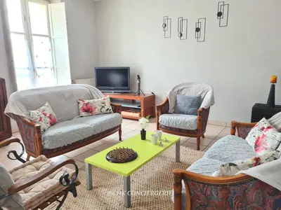 Télévision ou salle de divertissement dans l'établissement Le Repère Charmant Appartement Familial au Cœur des Herbiers à 12 min du Puy duFou