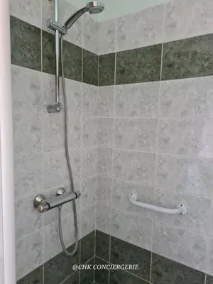 Salle de bains dans l'établissement Le Repère Charmant Appartement Familial au Cœur des Herbiers à 12 min du Puy duFou