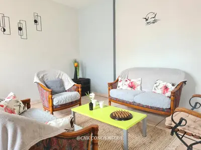 Coin salon dans l'établissement Le Repère Charmant Appartement Familial au Cœur des Herbiers à 12 min du Puy duFou