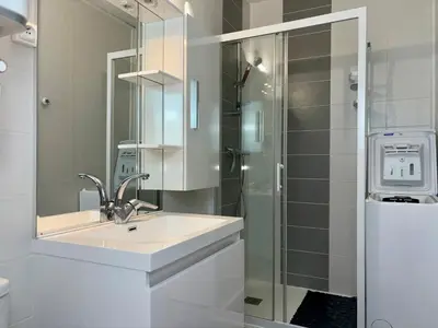 Salle de bains dans l'établissement Studio charmant face mer à Saint-Jean-de-Monts avec parking privé - FR-1-323-428