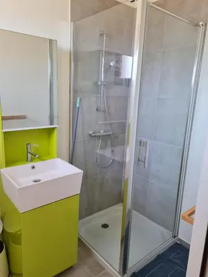 Salle de bains dans l'établissement La Chalan d'hier