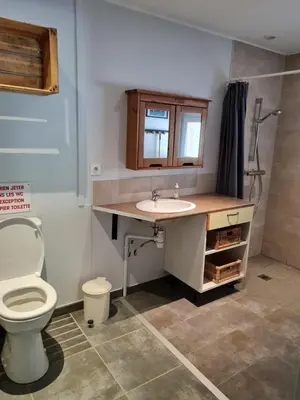 Salle de bains dans l'établissement La Chalan d'hier