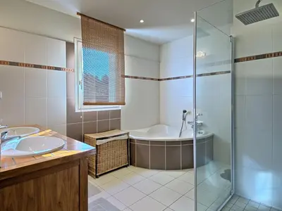 Salle de bains dans l'établissement Holiday Home Charme de la Fradinière by Interhome