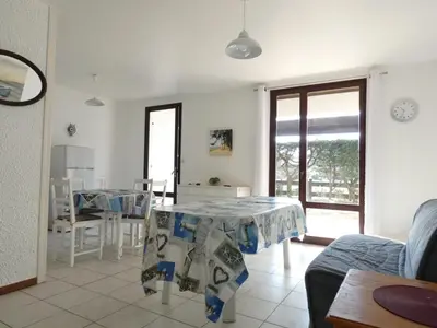 Coin salon dans l'établissement Maison 2 Chambres près Plage et Commerces - Parking Privé - FR-1-323-366