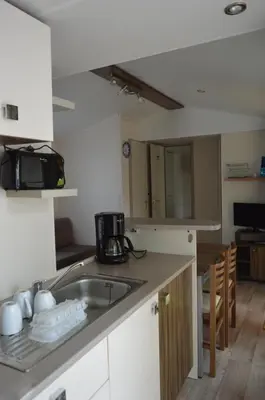 Cuisine ou kitchenette dans l'établissement mobil home
