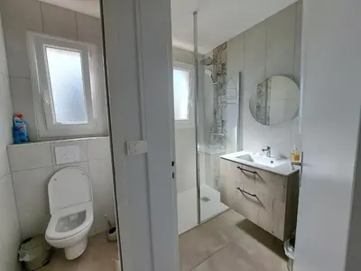 Salle de bains dans l'établissement Maison Familiale Proche Mer - 5 Pers, Saint Jean de Monts - FR-1-323-410