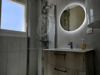 Salle de bains dans l'établissement Maison Familiale Proche Mer - 5 Pers, Saint Jean de Monts - FR-1-323-410