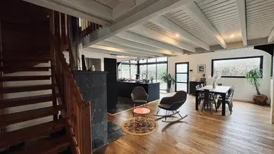 Coin salon dans l'établissement Maison d'architecte de la Parée