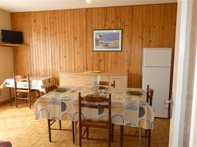 Télévision ou salle de divertissement dans l'établissement Maison calme proche plage, animaux admis, parking - FR-1-323-376