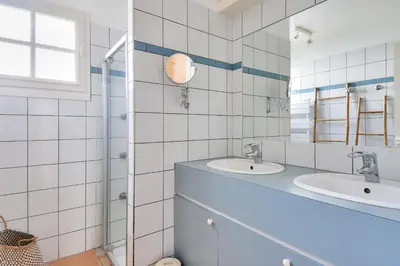 Salle de bains dans l'établissement Maison pour 14 - 150 m de la plage de la Clère