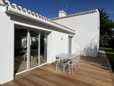 Balcon ou terrasse dans l'établissement Maison pour 14 - 150 m de la plage de la Clère
