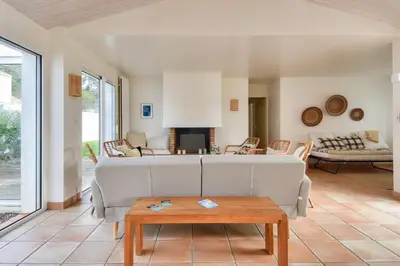 Coin salon dans l'établissement Maison pour 14 - 150 m de la plage de la Clère