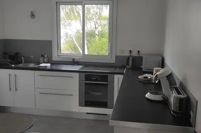Cuisine ou kitchenette dans l'établissement La Fontaine,T2 au calme , parking, vue Erdre