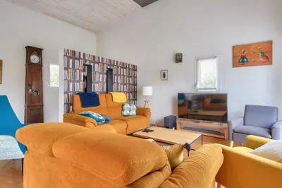 Coin salon dans l'établissement Maison moderne avec jardin pour 12 personnes