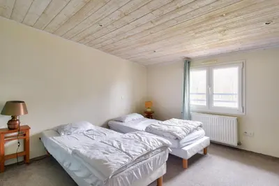 Un ou plusieurs lits dans un hébergement de l'établissement Maison moderne avec jardin pour 12 personnes