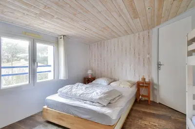 Un ou plusieurs lits dans un hébergement de l'établissement Maison moderne avec jardin pour 12 personnes